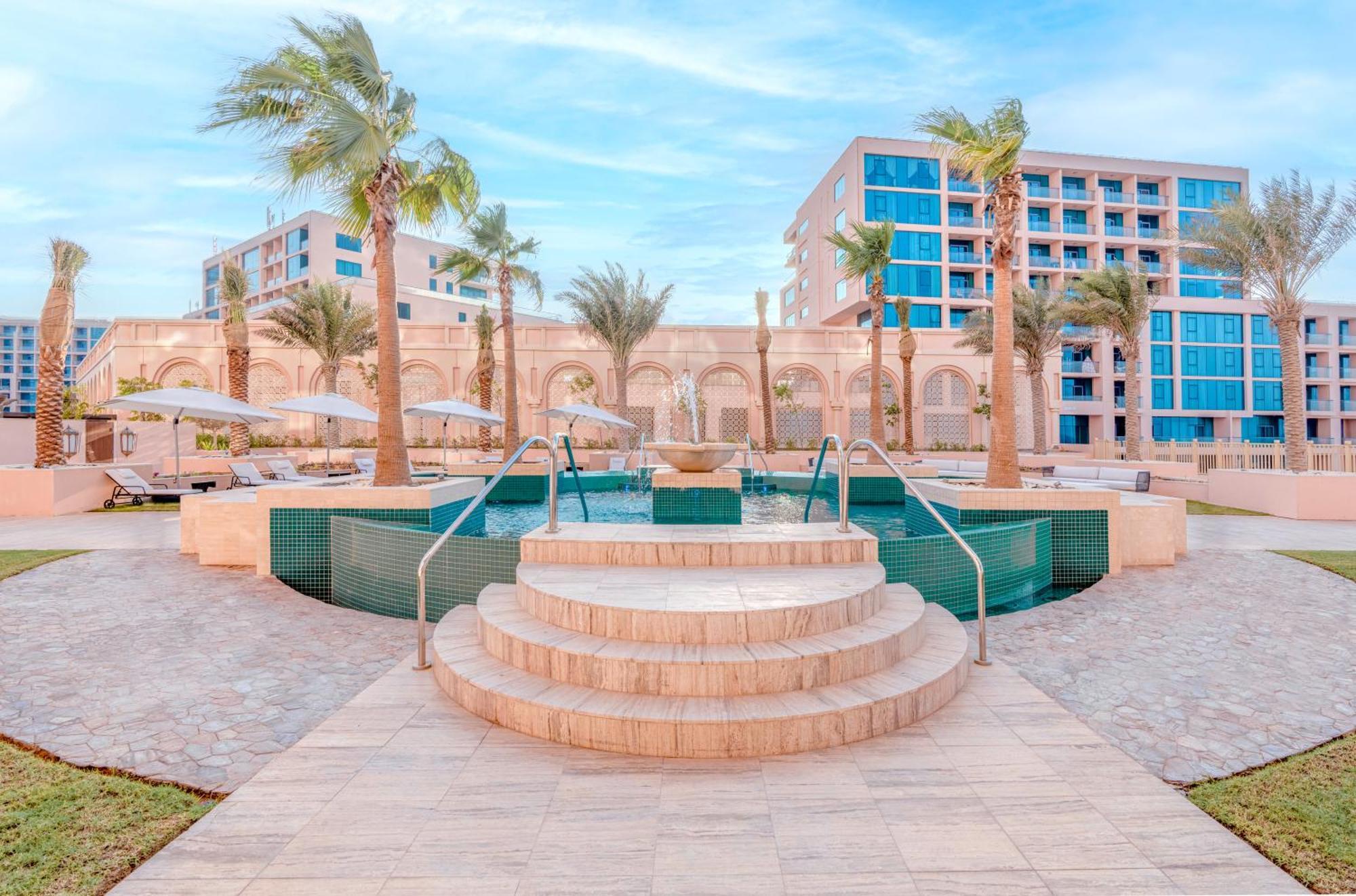 Rixos Marina Abu Dhabi Hotel Exterior foto The resort's main pool