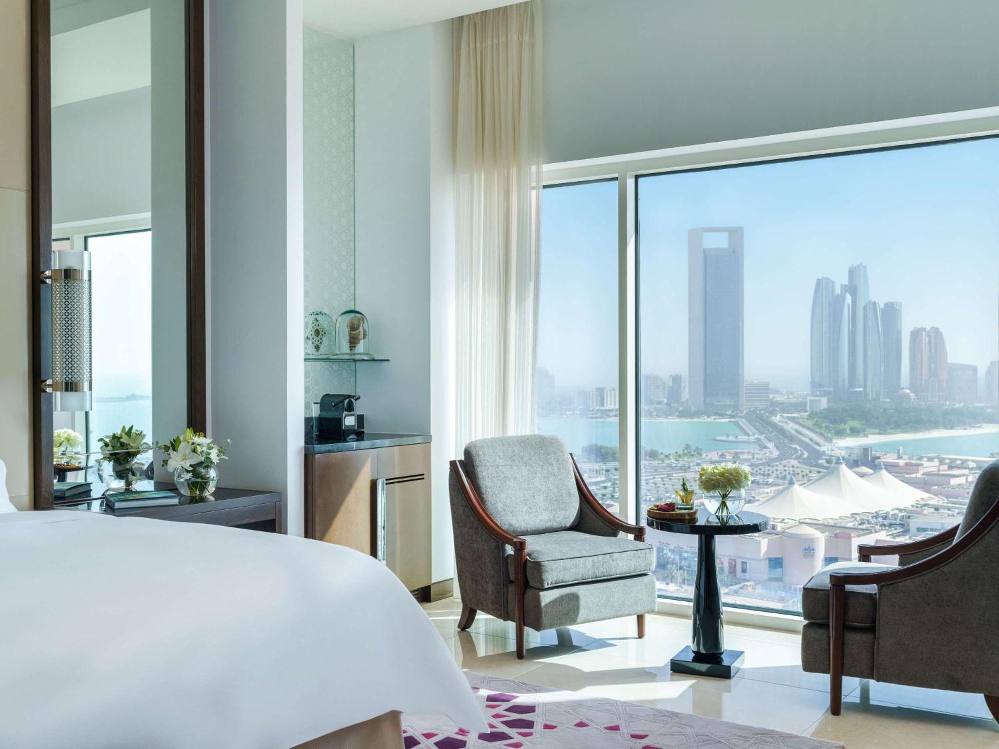 Rixos Marina Abu Dhabi Hotel Exterior foto A guest room at the hotel