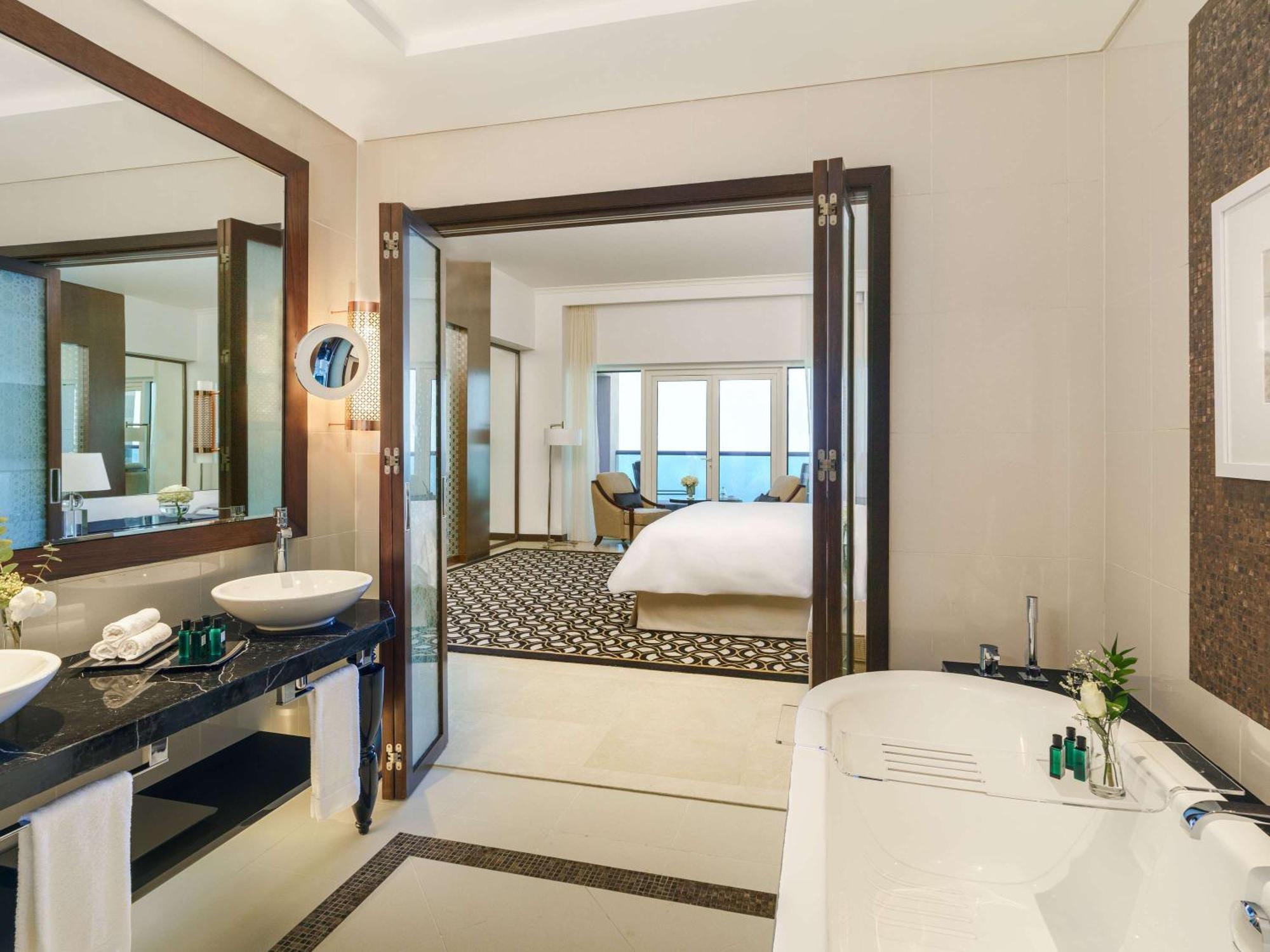 Rixos Marina Abu Dhabi Hotel Exterior foto Bathroom