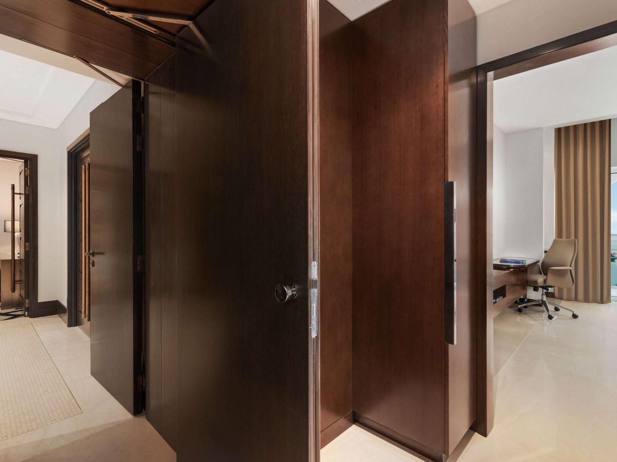 Rixos Marina Abu Dhabi Hotel Exterior foto Interior doors