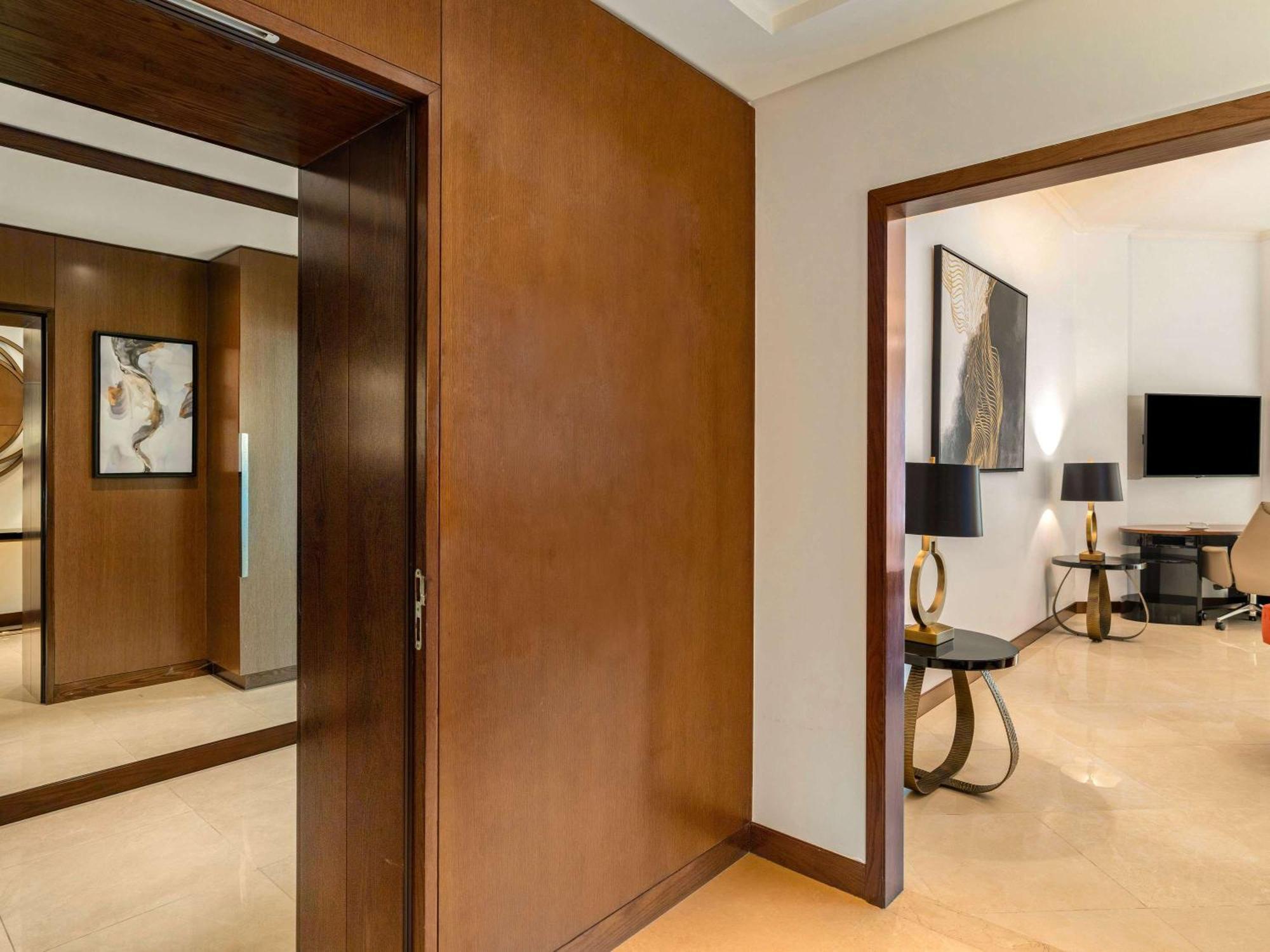 Rixos Marina Abu Dhabi Hotel Exterior foto A suite at the Ritz-Carlton, DIFC